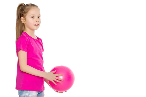 Liten flicka är engagerad i fitness med en boll. — Stockfoto