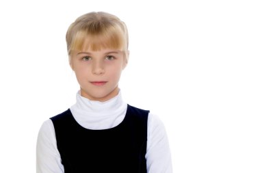 Okul üniforması giyen güzel küçük kız.