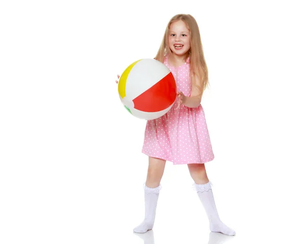 Menina está brincando com uma bola — Fotografia de Stock