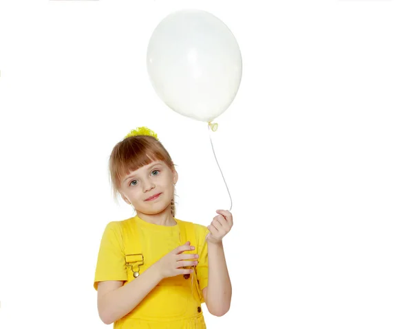 Девушка с короткой челкой на голове и ярко-желтым комбинезоном . — стоковое фото