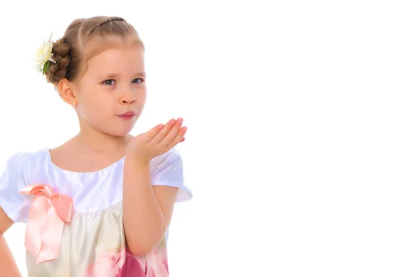 Bambina che soffia sul palmo della mano — Foto Stock