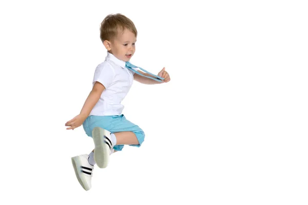 Küçük çocuk zıplıyor — Stok fotoğraf