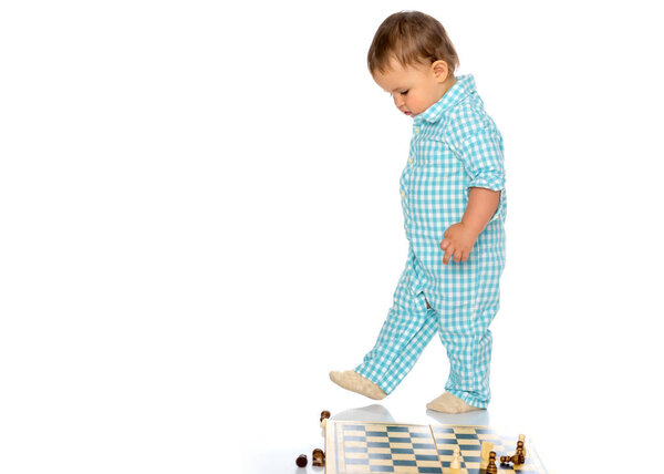 Мальчик играет в шахматы
