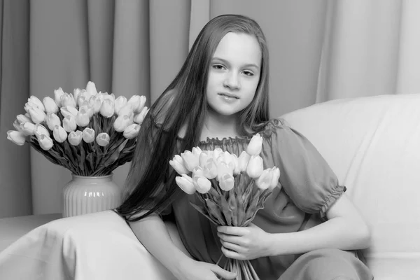 Petite fille avec un bouquet de tulipes . — Photo