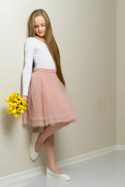 Kleines Mädchen mit einem Strauß Tulpen. — Stockfoto