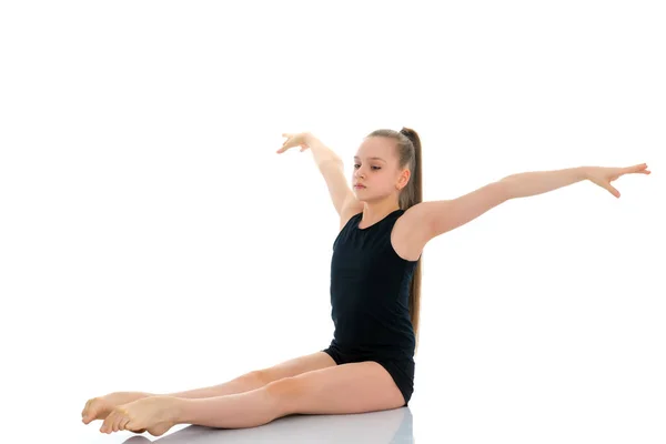 Gymnasten utför ett akrobatiskt element på golvet. — Stockfoto