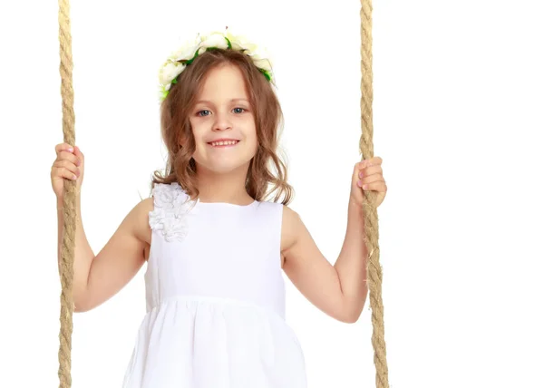 Klein meisje swingen op een swing — Stockfoto