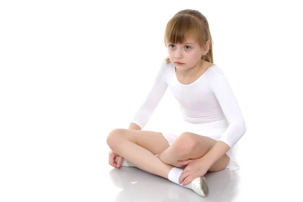 Fille gymnaste assis sur le sol et pleure — Photo