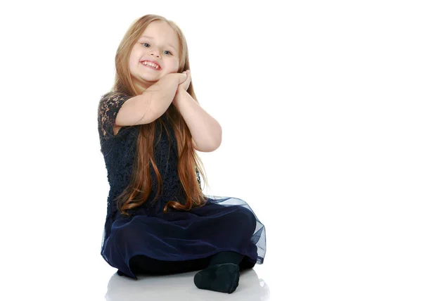 Kleines Mädchen sitzt auf dem Boden. — Stockfoto