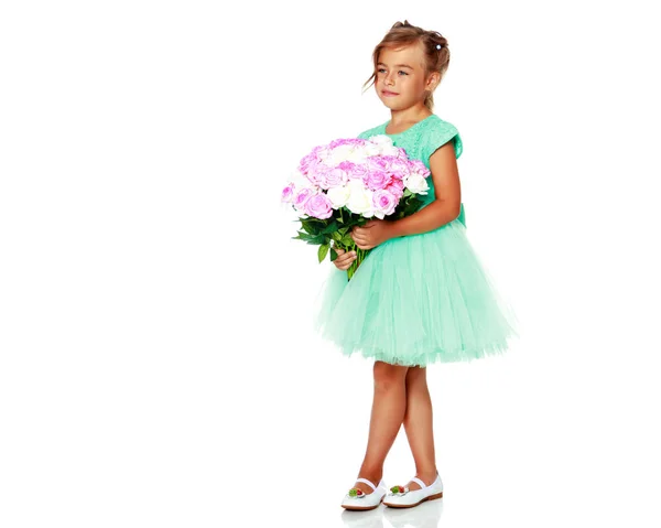 Bambina con un mazzo di fiori — Foto Stock