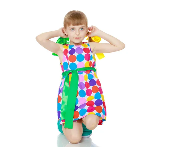 Una bambina in un vestito con un modello da circo multicolore — Foto Stock