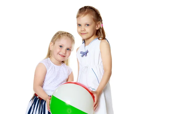 Duas meninas jogam bola . — Fotografia de Stock