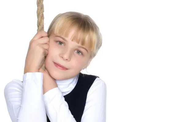 Klein meisje swingen op een swing — Stockfoto