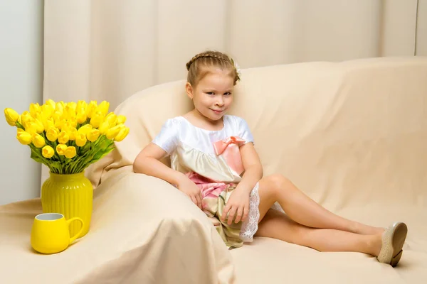 Klein meisje met een boeket bloemen — Stockfoto