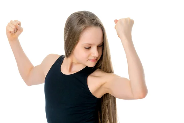 Una niña pequeña muestra sus músculos . — Foto de Stock