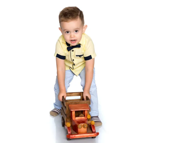 Маленький мальчик играет с игрушечной машиной. — стоковое фото