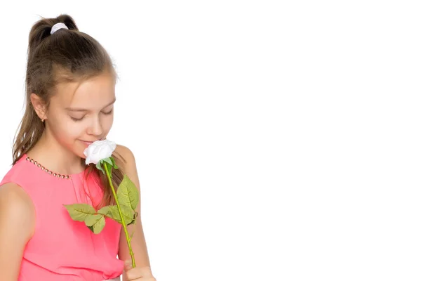 Hermosa chica con una flor. — Foto de Stock