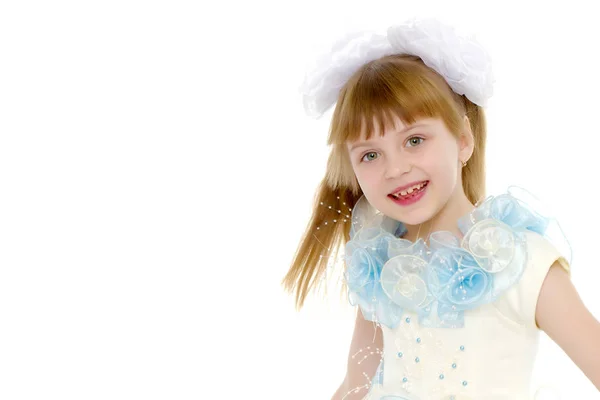 Pequeña princesa en vestido blanco — Foto de Stock