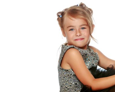 Küçük kız yerde oturuyor..