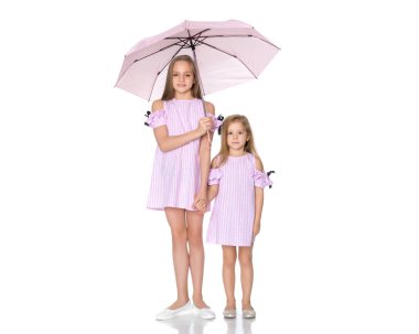 İki kız şemsiye altında duruyorsun.