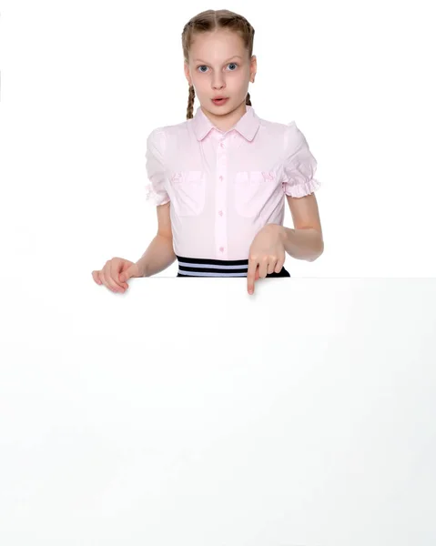 La bambina sta mostrando un dito su uno striscione bianco . — Foto Stock