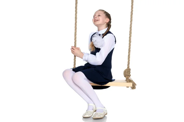 Klein meisje swingen op een swing — Stockfoto