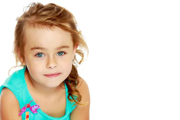 Portret van een klein meisje close-up. — Stockfoto