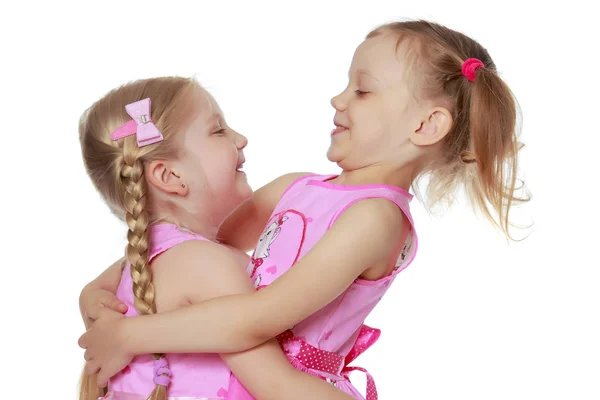Close-up van twee schattige kleine meisjes — Stockfoto