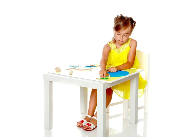 A little girl is studying Montessori stuff. — Stock Photo, Image