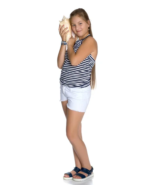 Teenage girl with seashell — Stock Photo, Image