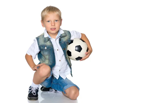 Ragazzino sta giocando con un pallone da calcio . — Foto Stock