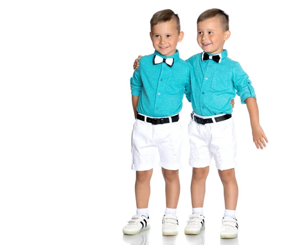 Dois meninos pequenos em pleno crescimento . — Fotografia de Stock