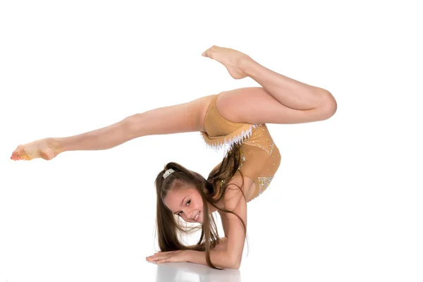 Gymnastka předvádí cvičný postoj na předloktí. — Stock fotografie