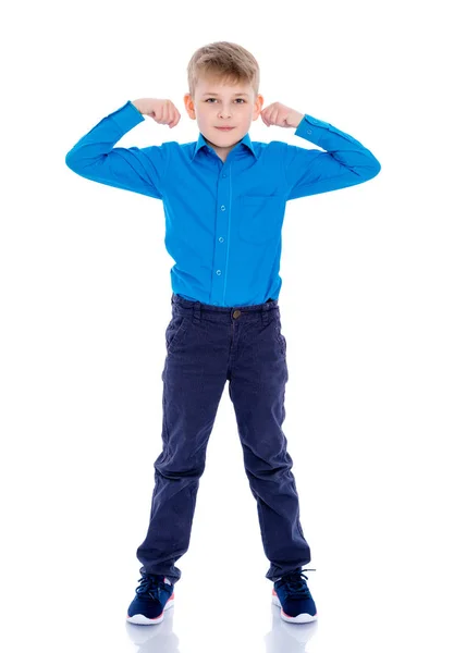 En liten pojke visar sin styrka — Stockfoto