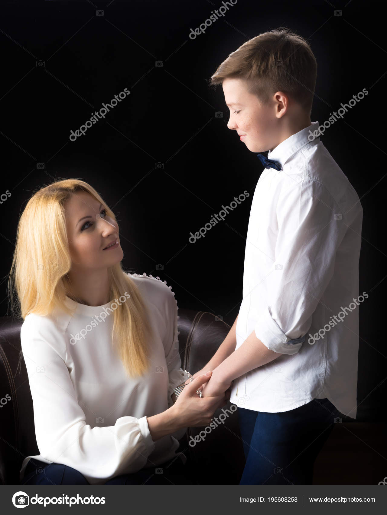 Мать и сын подросток на черном фоне . стоковая фотография