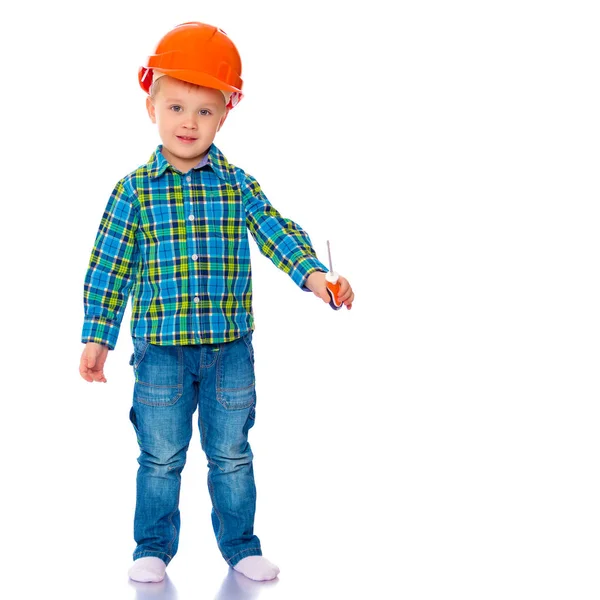 De kleine jongen in de helm van de bouwer. — Stockfoto