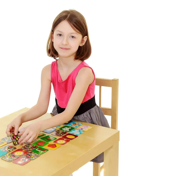 Menina trabalhando na mesa — Fotografia de Stock