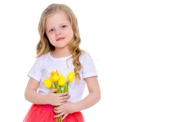 Маленькая девочка с букетом тюльпанов . — стоковое фото