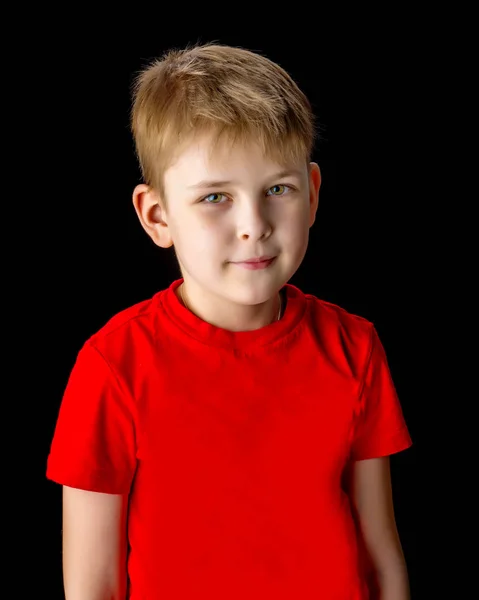 Menino em um fundo preto . — Fotografia de Stock