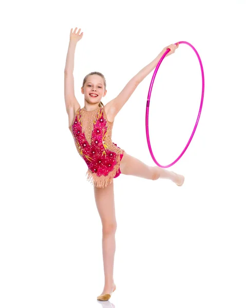 En tjej gymnast utför en övning med en hoop. — Stockfoto