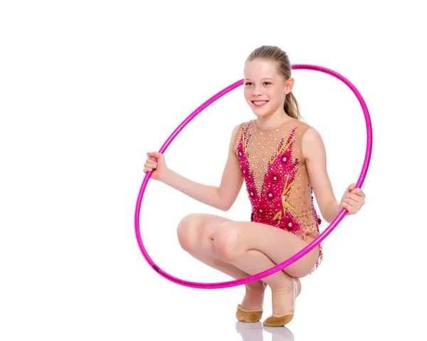 Gymnastka dívka provádí cvičení s obruč. — Stock fotografie