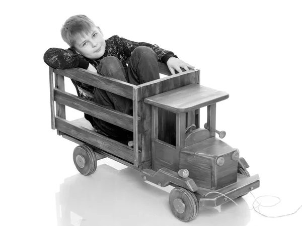 小さな男の子がおもちゃの車で遊んでいます. — ストック写真