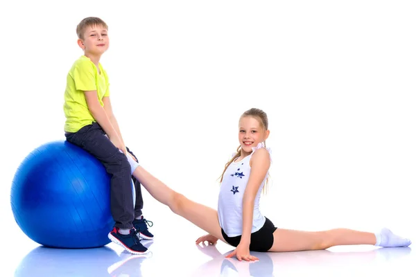 男の子と女の子のボールで遊ぶ. — ストック写真