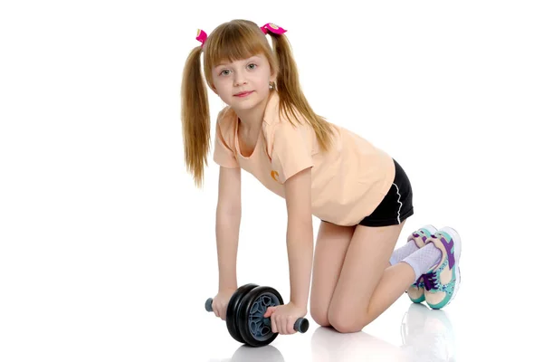 Uma menina faz exercícios de ginástica. — Fotografia de Stock