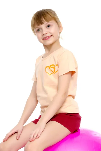 Una bambina fa esercizi ginnici. — Foto Stock