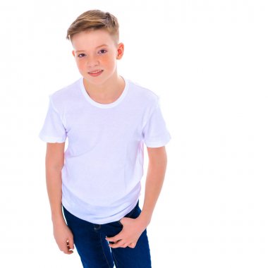 Küçük çocuk düşünüyor.