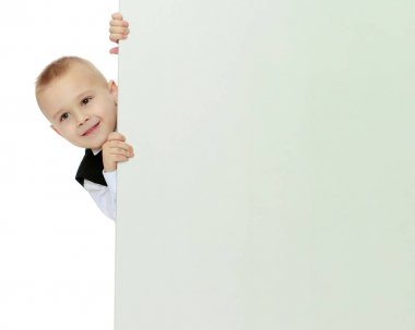 çocuk dışarı arkasından afiş iletiye göz atar