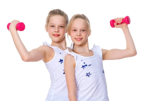 Cvičenci dívky ukazují své svaly. — Stock fotografie