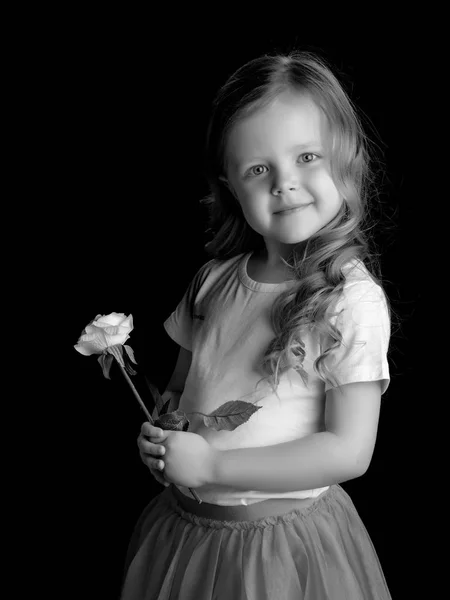 Menina com uma flor na mão . — Fotografia de Stock