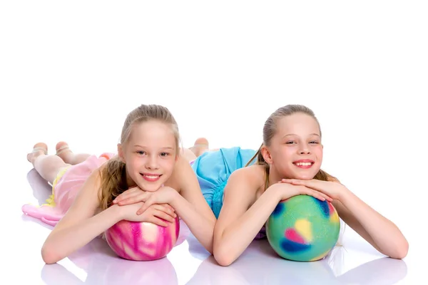 Meisjes gymnasten uitvoeren van oefeningen met de bal. — Stockfoto
